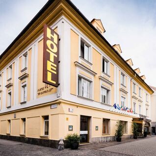 Bild Aussenansicht vom Hotel Mariahilf, ein hellgelbes Haus auf einem Platz.
