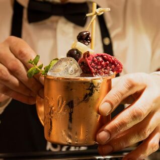 Foto zeigt Moscow Mule Cocktail, sehr ansprechend dekoriert im Kupferbecher.