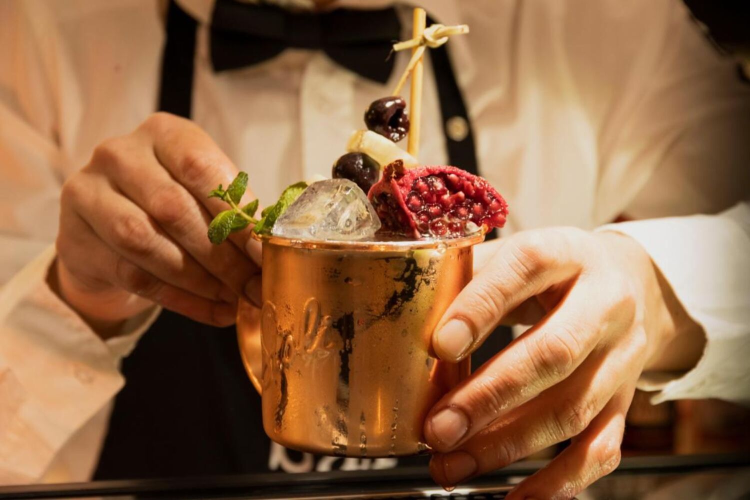 Foto zeigt Moscow Mule Cocktail, sehr ansprechend dekoriert im Kupferbecher.