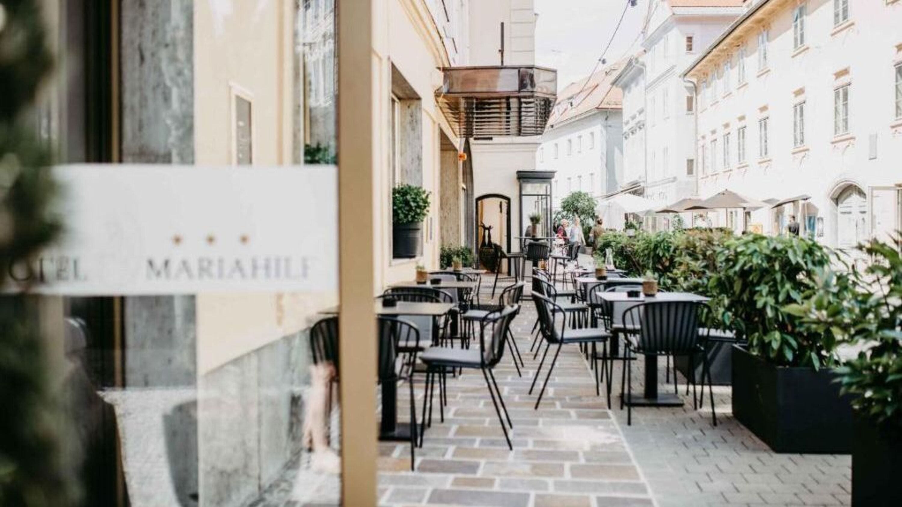 Bild Aussenbereich vom Hotel Mariahilf, mit kleinem Gastgarten in der Fußgängerzone.