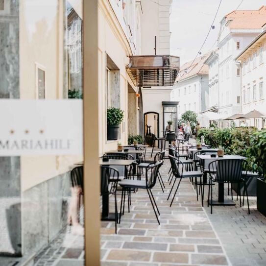 Bild Aussenbereich vom Hotel Mariahilf, mit kleinem Gastgarten in der Fußgängerzone.