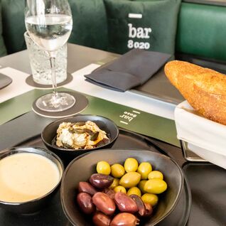 Fotos zeigt Tapas mit Aufstrichen und Oliven und Brot.